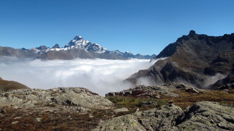 Le Mont Viso domine les montagnes voisines de la tête et des épaules