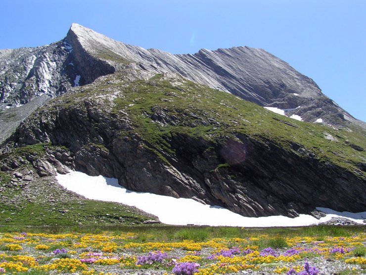 La crête de la Taillante à Ristolas. Cette montagne est décrite comme étant un mille-feuilles de marbre clair