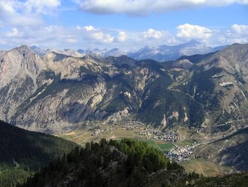 Vue sur Ceillac depuis le col de la Croix du Signal