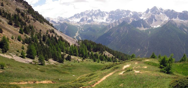 Col de Bramousse entre Ceillac et Guillestre : vue sur la vallée du Guil. Au fond la crête de Croseras au dessus de Furfande