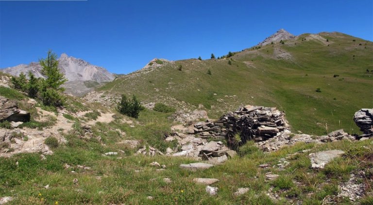 Le col de la Crèche à Château-Ville-Vieille, un magnifique terrain de jeu. Dans le fond on reconnaît les montagnes qui dominent la vallée d'Arvieux avec notamment la Dent de Ratier.