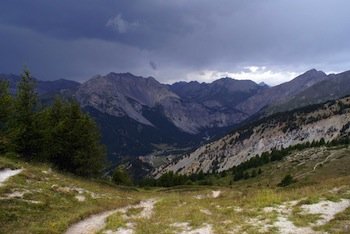 Vue sur Brunissard (Arvieux) depuis le col Tronchet. L'orage se prépare.