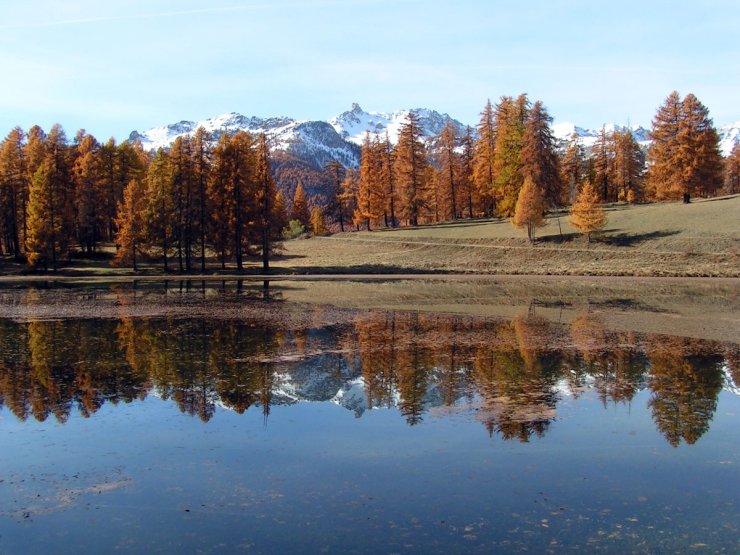 Le lac de Roue l'automne à Arvieux. Au loin le pic de Rochebrune.