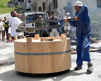  Artisanat : fête des traditions à Ceillac. Le cerclage d'une fontaine en mélèze