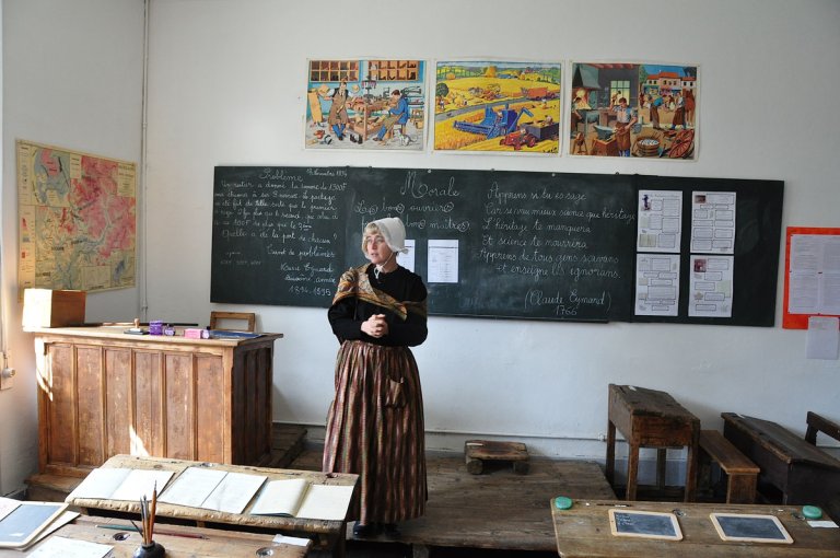 Ecole d'Arvieux (Queyras) - Maîtresse devant le tableau