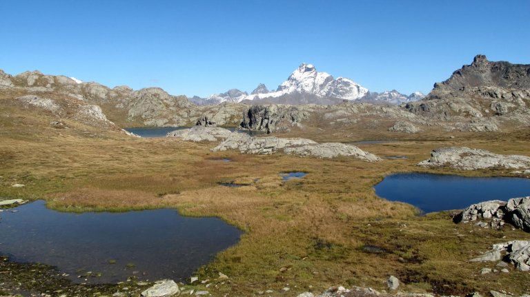 Les roches moutonnées entre les lacs sont les témoins de l'action du glacier à Saint-Véran