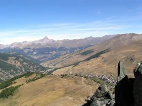 La vue depuis le pic de Cascavelier à Saint-Véran. Au loin le Mont Viso.