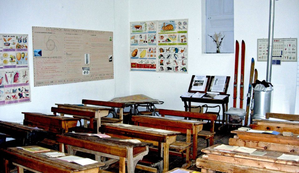 La salle de classe à l'ancienne dans le musée de l'école de Brunissard