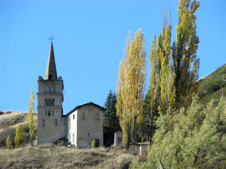 L'église d'Abriès en automne