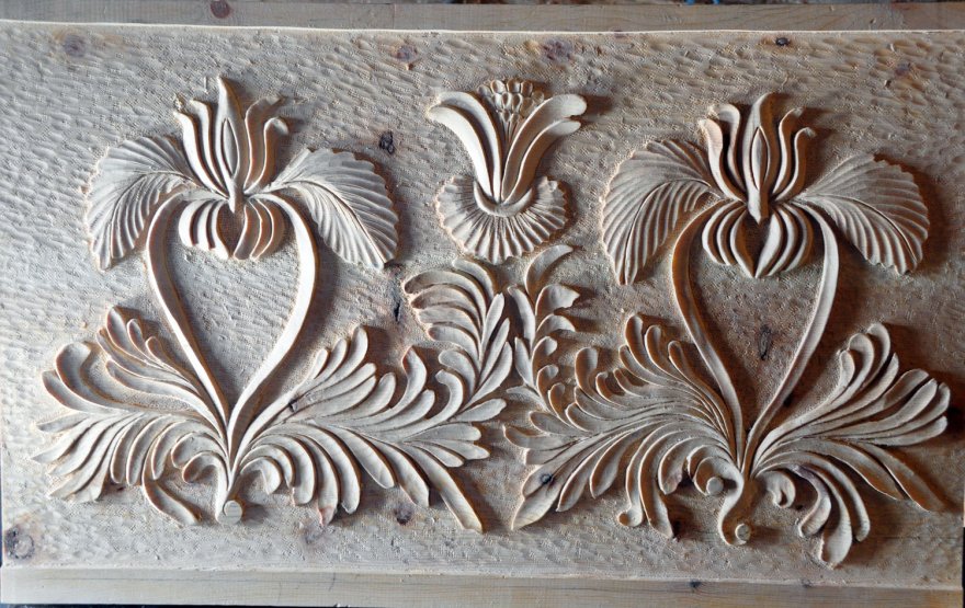 Motif du XVIIIe siècle à Saint-Véran (Hautes Alpes) repris pour une façade de coffre en pin cembro