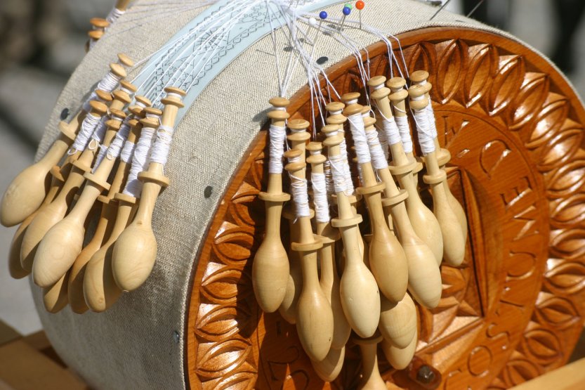 Tambour à dentelle et fuseaux