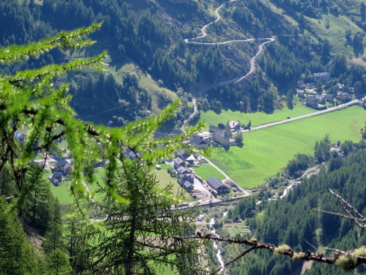 Le village d'Arvieux avec son église au fond de la vallée
