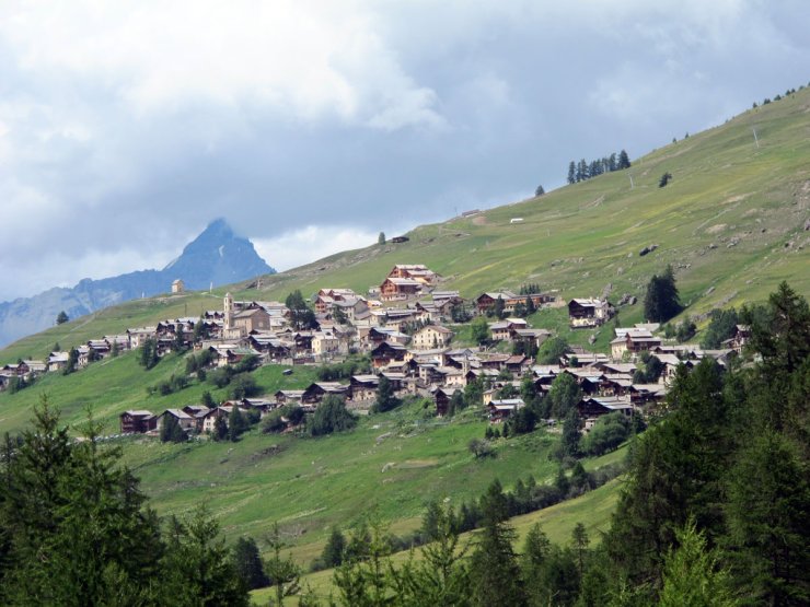 Retour à Saint-Véran par le chemin en fond de vallon. Au loin le pic de Rochebrune