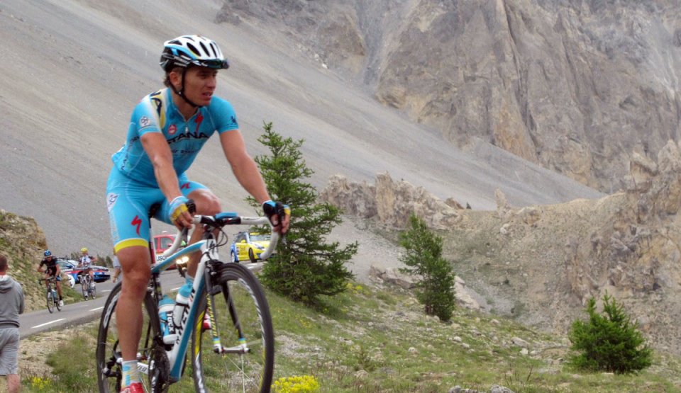 Un cycliste du Tour de France au col d'Izoard, descente vers Arvieux