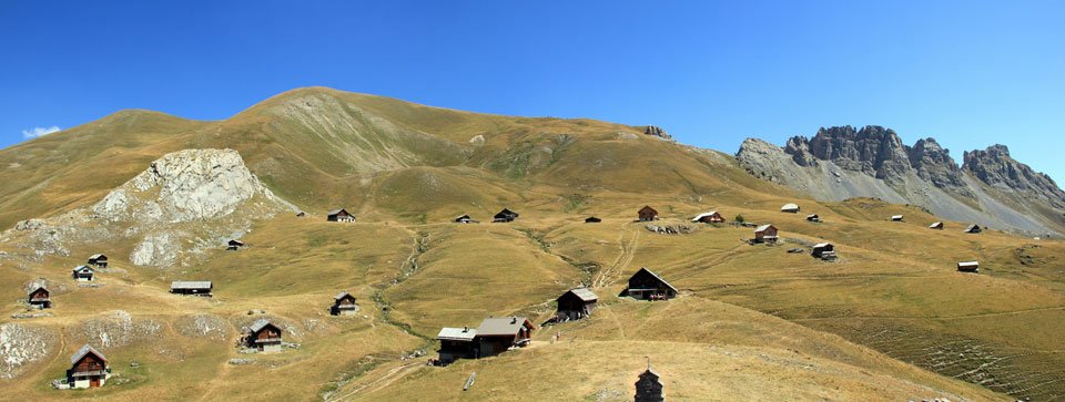 Les chalets d'estive de Furfande. Fidèle à la tradition on joue aux "boules carrées", en fait des cubes, sur ses terrains en pente. A droite la crête de Croseras.