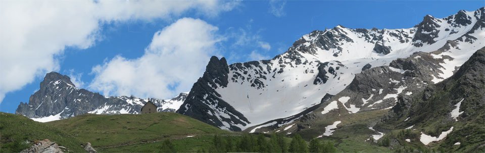  La haute vallée de l'Aigue telle qu'on la voit depuis la mine de cuivre de Saint-Véran avec la chapelle de Clausis et la Tête des Toilies
