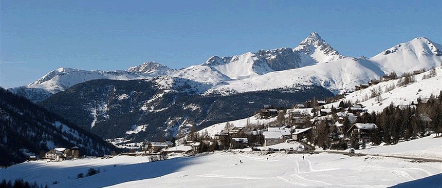 Vue panoramique de Molines-en-Queyras et de ses montagnes (à droite, le pic de Rochebrune)