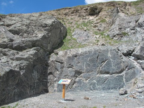 "Grüner Marmor" des Steinbruchs von Saint-Véran. Im Grunde genommen geht es um eine sedimentäre Brekzien mit Serpentinfragmenten