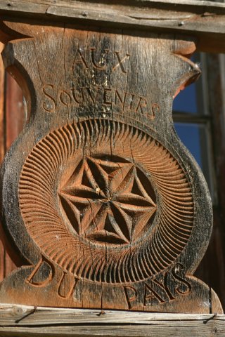 Queyras craftsmanship - Sign "Aux souvenirs du pays"