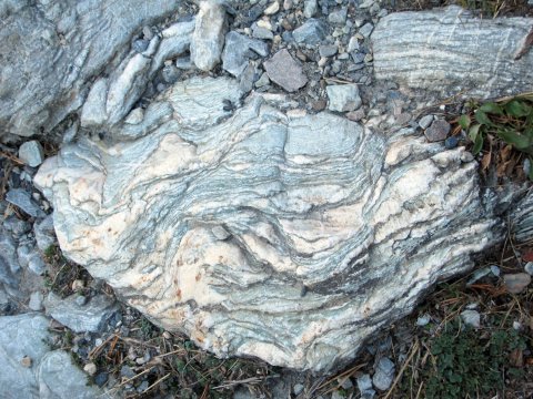 Plissierter Felsen in Furfande (Arvieux - Queyras)