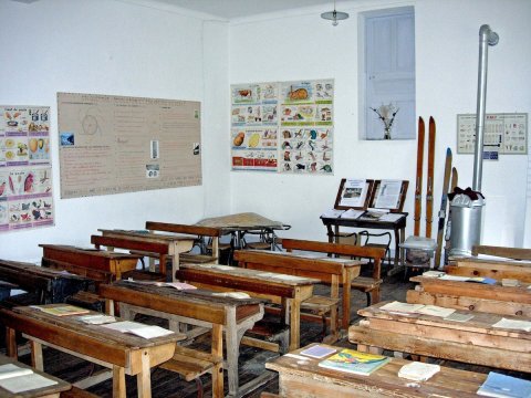 La salle de classe du Musée de l'Ecole à Arvieux (Queyras)