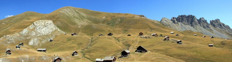Die Sommer-Berghütten des Furfande. Traditionell spielt man hier ‘Boccia im Quadrat’, eigentlich Kuben, auf steilem Gelände. Rechts sieht man den Bergkamm von Croseras.