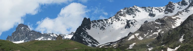  Das hohe Tal Aygues, wie man es seit dem Kupferbergwerk von Saint-Véran mit der Kapelle Clausis und dem Berg Tête des Toillies sieht